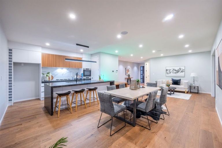 Photo of property in 18 Madden Avenue, Kumeu, 0810