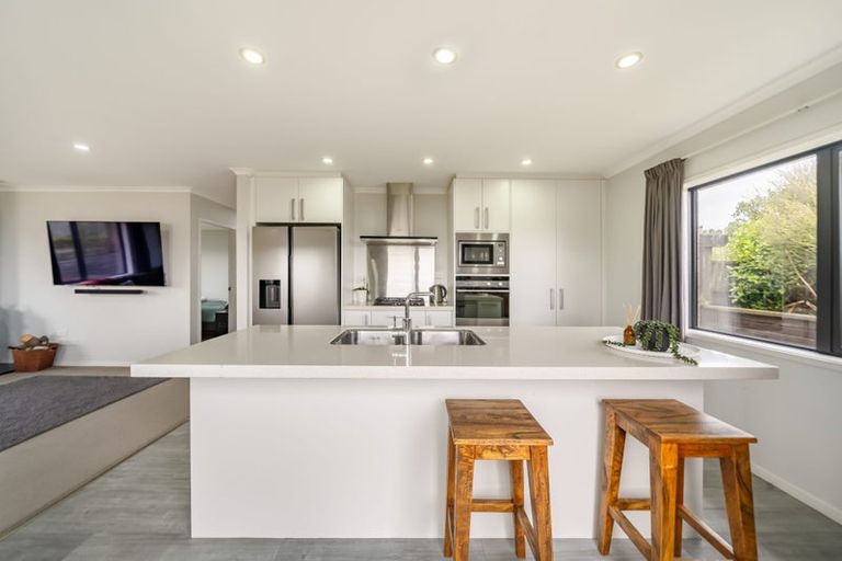 Photo of property in 5 Mckenzie Way, Timberlea, Upper Hutt, 5018