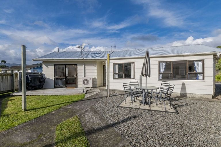 Photo of property in 13 Atarau Grove, Paraparaumu, 5032