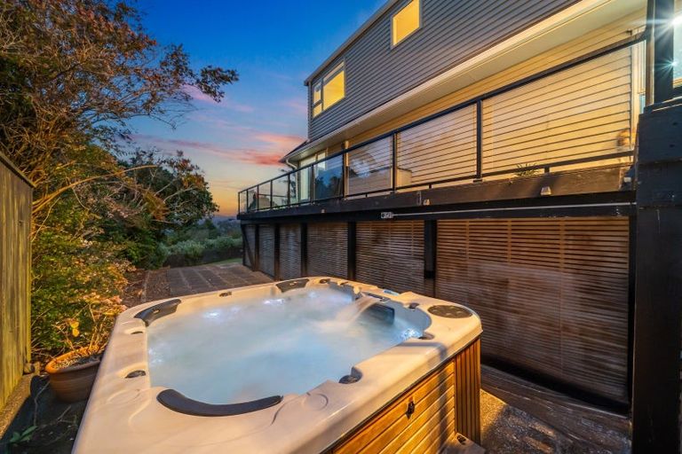 Photo of property in 7 Pokohiwi Road, Normandale, Lower Hutt, 5010