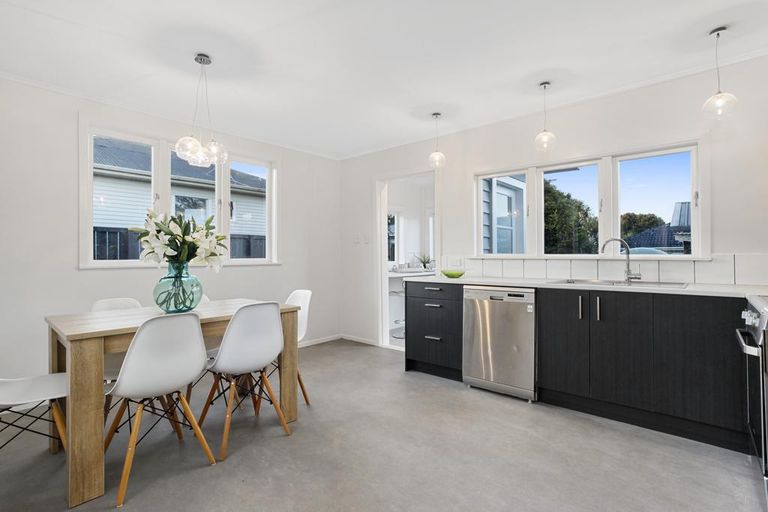 Photo of property in 36 Pine Avenue, Henderson, Auckland, 0612