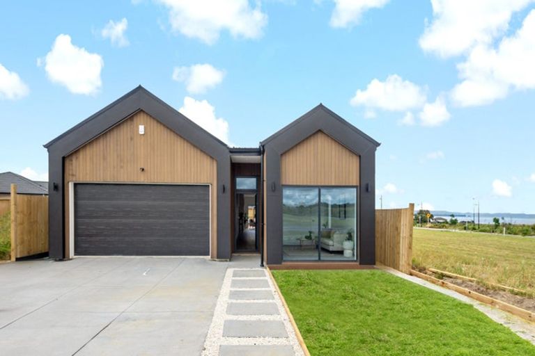 Photo of property in 14 Whata Street, Clarks Beach, 2122