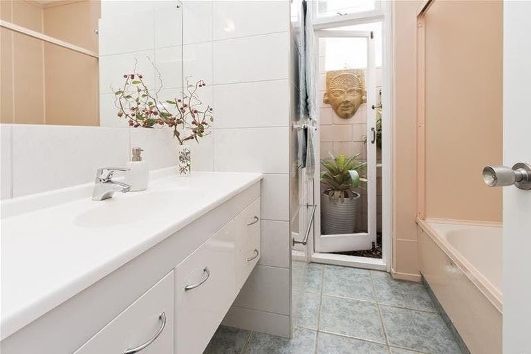 Photo of property in 103 Cascades Road, Pakuranga Heights, Auckland, 2010