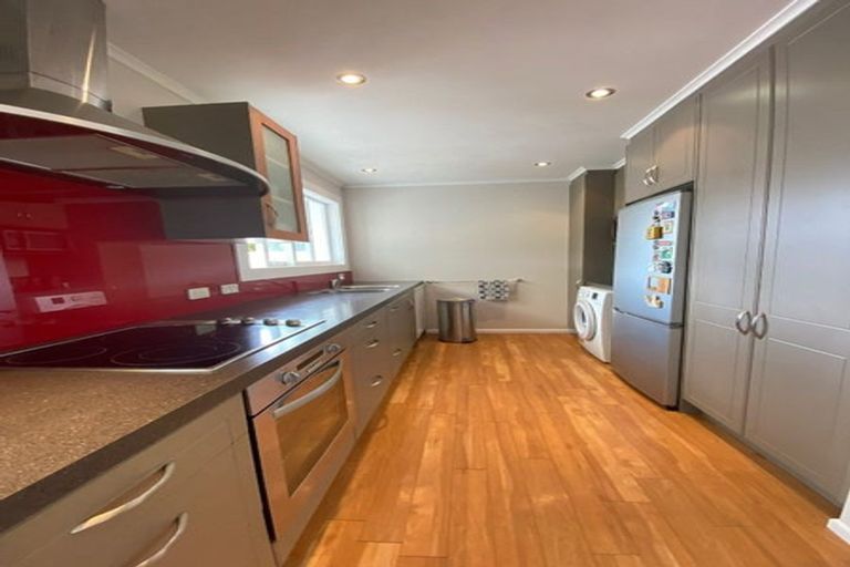 Photo of property in 50 Sylvan Crescent, Te Atatu South, Auckland, 0610