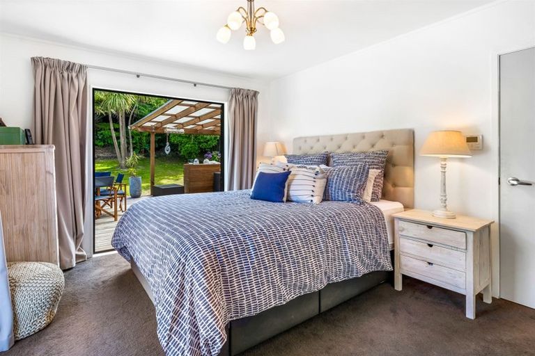 Photo of property in 11 Cottam Grove, Northcross, Auckland, 0632