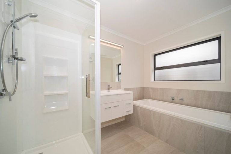 Photo of property in 5 Oakmont Crescent, Waiwhakaiho, New Plymouth, 4312