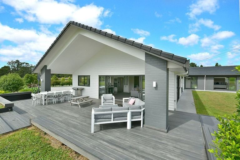 Photo of property in 4 Loretta Place, Red Beach, 0932