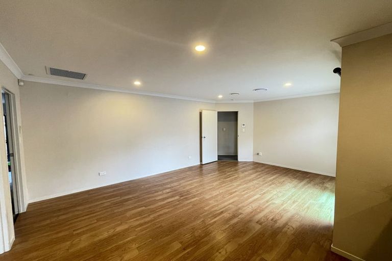 Photo of property in 4 Walter Haddrell Crescent, Flat Bush, Auckland, 2016