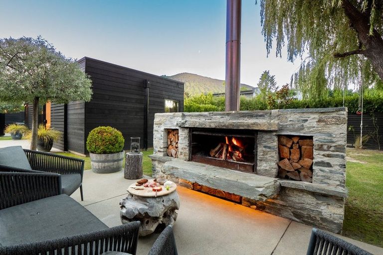 Photo of property in 1 Larkins Way, Arthurs Point, Queenstown, 9371