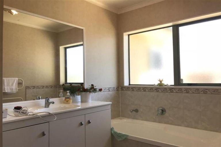 Photo of property in 5 Harobed Place, Weymouth, Auckland, 2103