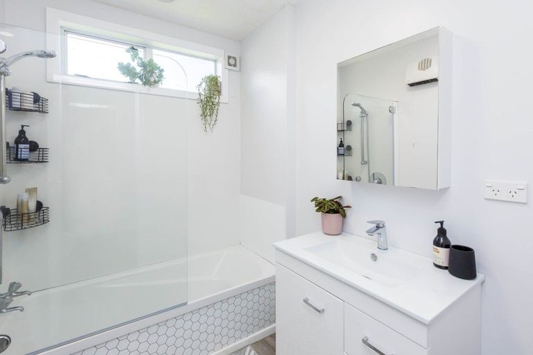 Photo of property in 15 Edelweiss Grove, Timberlea, Upper Hutt, 5018