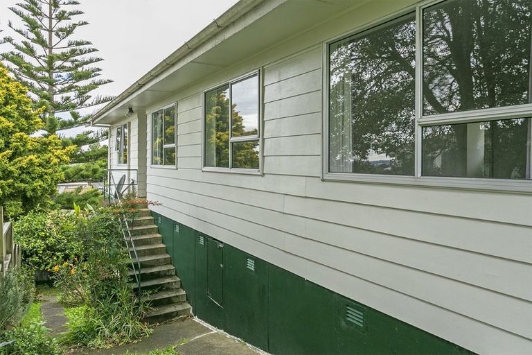 Photo of property in 90 Sunnyside Road, Sunnyvale, Auckland, 0612