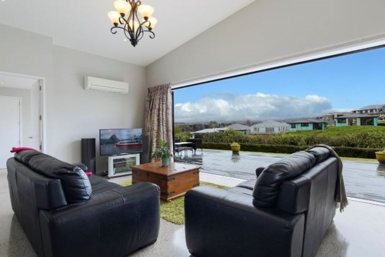 Photo of property in 14 Vantage Place, Omokoroa, 3114