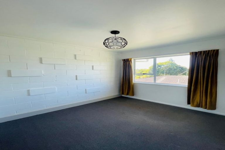 Photo of property in 1/17 Ayton Drive, Totara Vale, Auckland, 0629