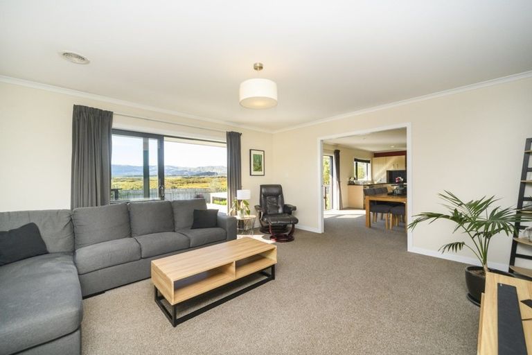 Photo of property in 12 Ron Place, Fitzherbert, Palmerston North, 4410