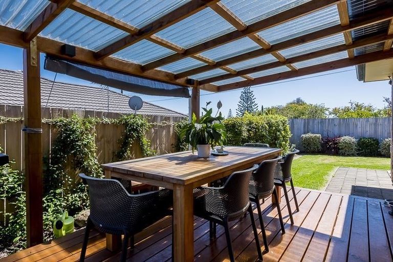 Photo of property in 2a Renata Crescent, Te Atatu Peninsula, Auckland, 0610