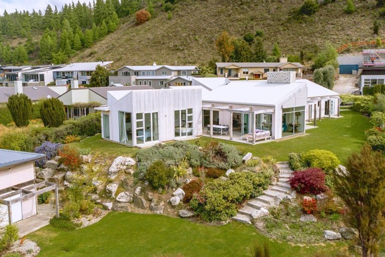 Photo of property in 14 Sunrise Bay Drive, Wanaka, 9305