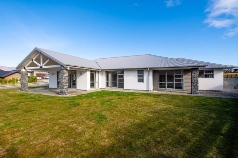 Photo of property in 4 Avalanche Place, Wanaka, 9305