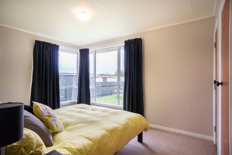 Photo of property in 12 Montrose Place, Takaro, Palmerston North, 4412