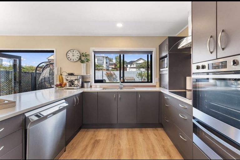 Photo of property in 37 Pigeon Mountain Road, Half Moon Bay, Auckland, 2012