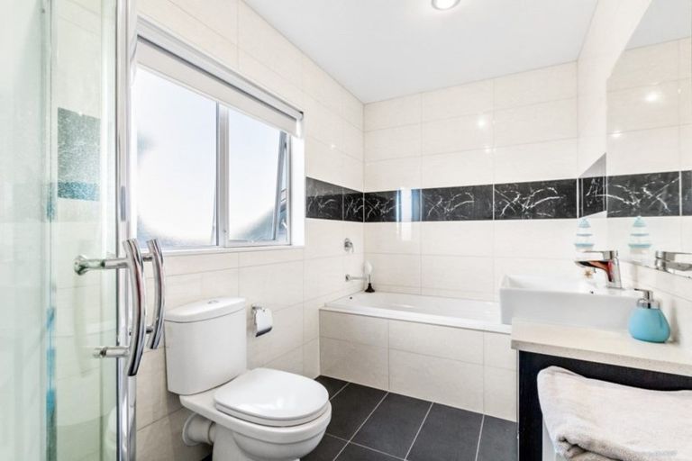 Photo of property in 20 Ravello Rise, Flat Bush, Auckland, 2019