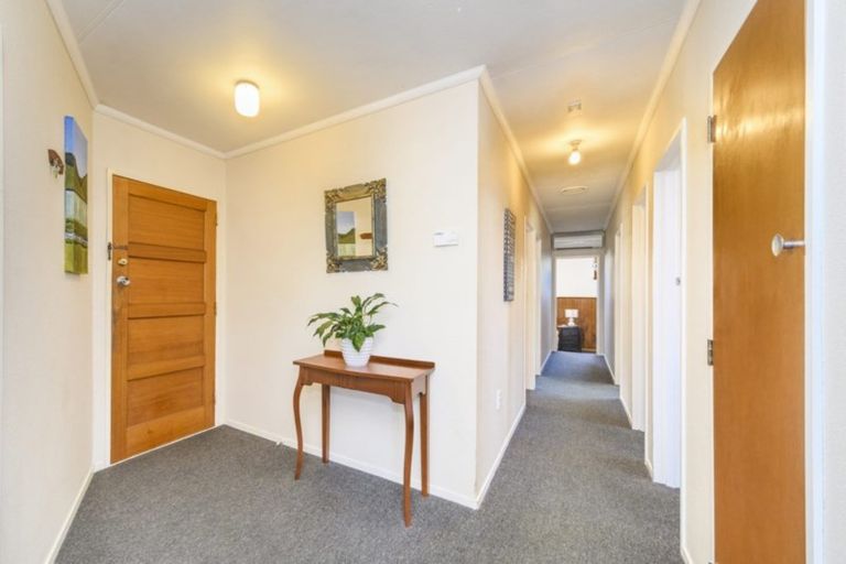 Photo of property in 138 Ruamahanga Crescent, Terrace End, Palmerston North, 4410