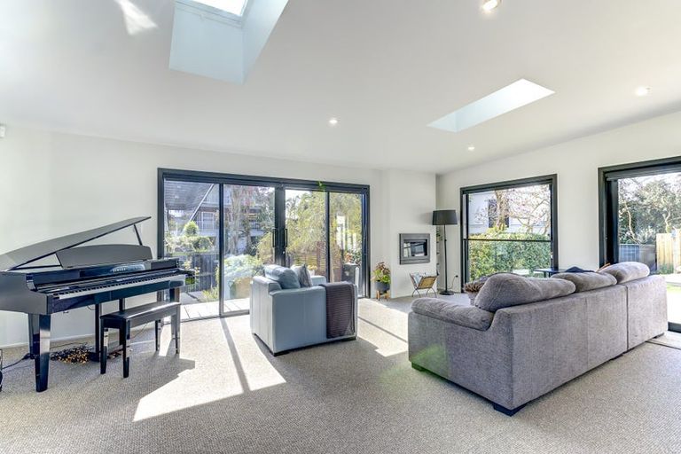 Photo of property in 77 Gilbass Avenue, Hamilton Lake, Hamilton, 3204