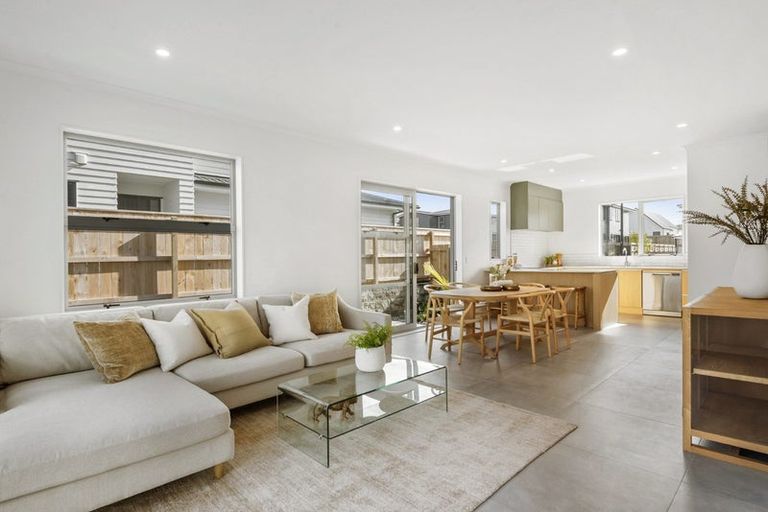 Photo of property in 11 Owen Chapman Drive, Red Beach, 0932