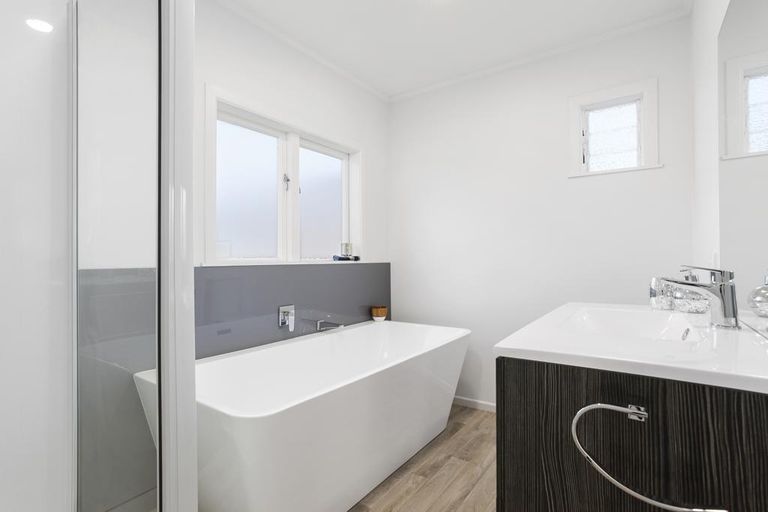 Photo of property in 36 Pine Avenue, Henderson, Auckland, 0612