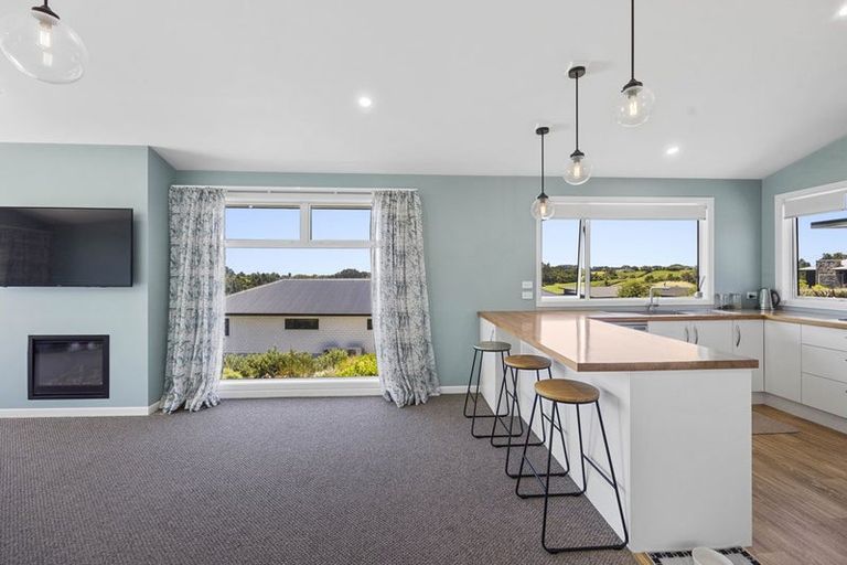 Photo of property in 3 Kapurau Lane, Merrilands, New Plymouth, 4312
