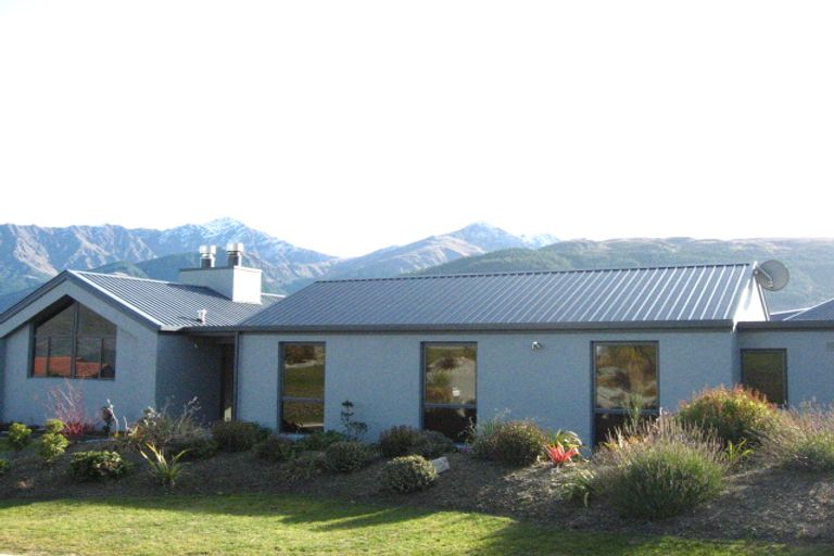 Photo of property in 7 Milward Place, Kelvin Heights, Queenstown, 9300