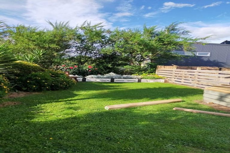 Photo of property in 1 Colonel Place, Featherston, 5710