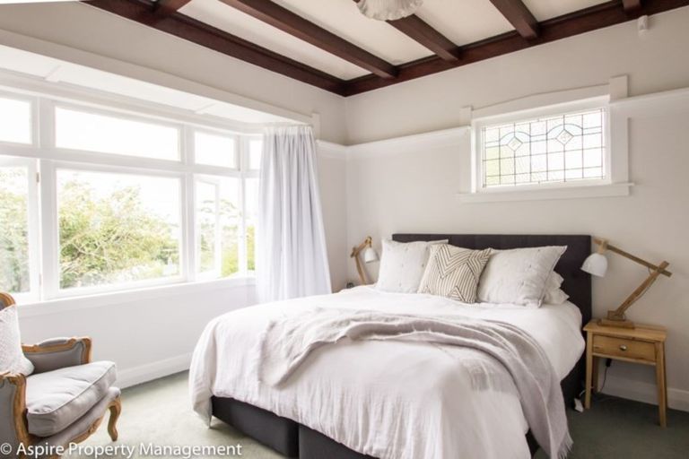 Photo of property in 21 Pupuke Road, Birkenhead, Auckland, 0627