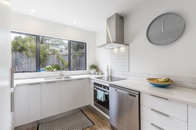 Photo of property in 1/9 Ellenbury Place, Stanmore Bay, Whangaparaoa, 0932