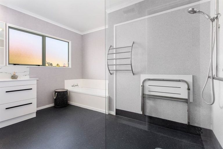 Photo of property in 24 Edgewater Grove, Whakatane, 3120