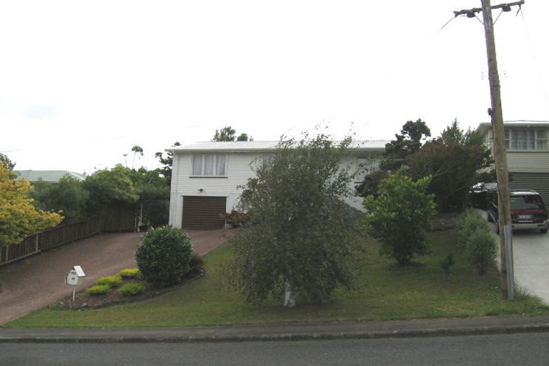 Photo of property in 23 Selwyn Crescent, Forrest Hill, Auckland, 0620