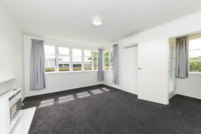 Photo of property in 33 Crewe Crescent, Hokowhitu, Palmerston North, 4410