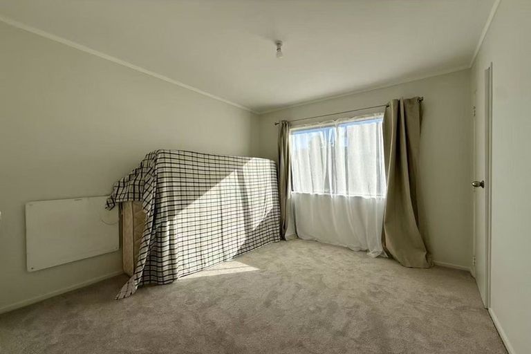 Photo of property in 33 Lagoon Way, West Harbour, Auckland, 0618