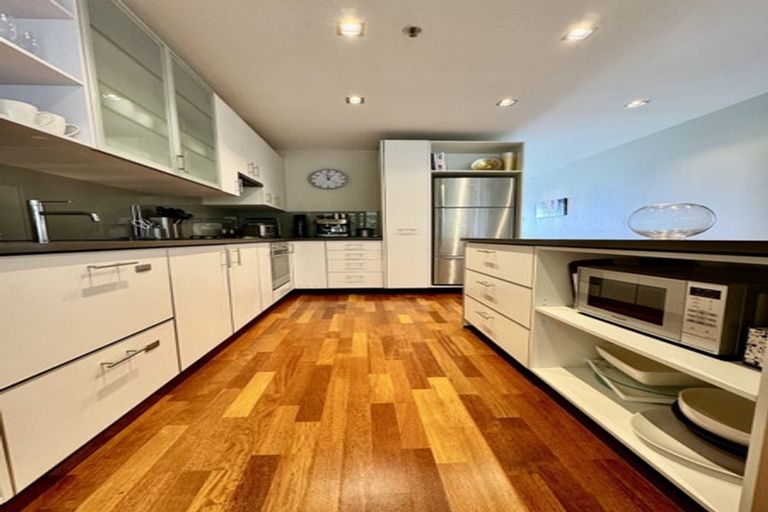 Photo of property in Patent 326 Apartments, 214s/326 Evans Bay Parade, Hataitai, Wellington, 6021