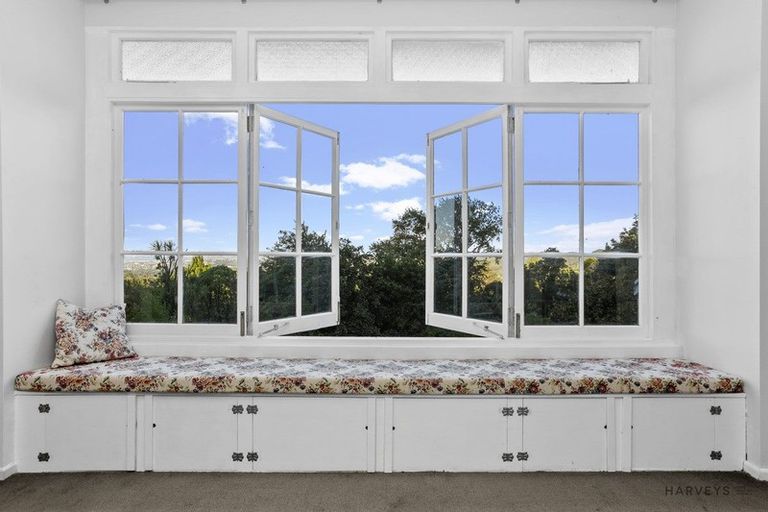 Photo of property in 1 Bush Road, Waiatarua, Auckland, 0604