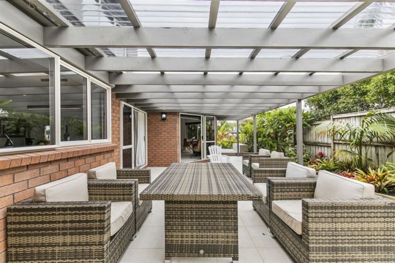 Photo of property in 6 Canonbie Place, East Tamaki Heights, Auckland, 2016
