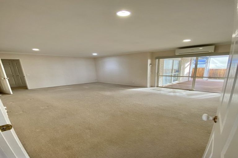 Photo of property in 52 Delmont Close, East Tamaki Heights, Auckland, 2016