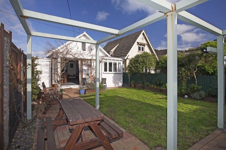 Photo of property in 63 Endeavour Street, Lyall Bay, Wellington, 6022