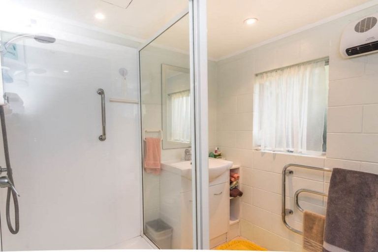 Photo of property in 3 Denyer Place, New Lynn, Auckland, 0600