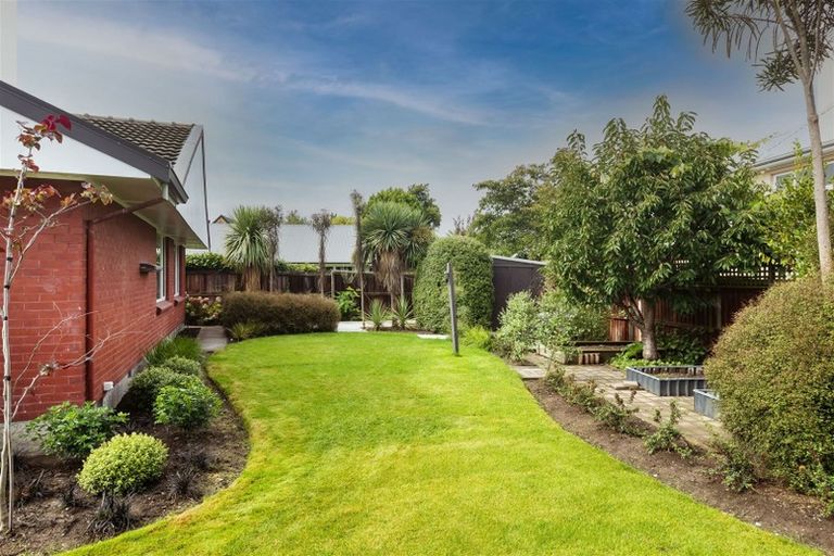 Photo of property in 8 Ladbrokes Place, Fendalton, Christchurch, 8052