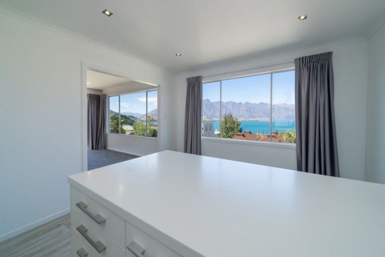 Photo of property in 22 Wynyard Crescent, Fernhill, Queenstown, 9300