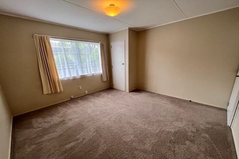 Photo of property in 2/34 Sandgate Avenue, Botany Downs, Auckland, 2010