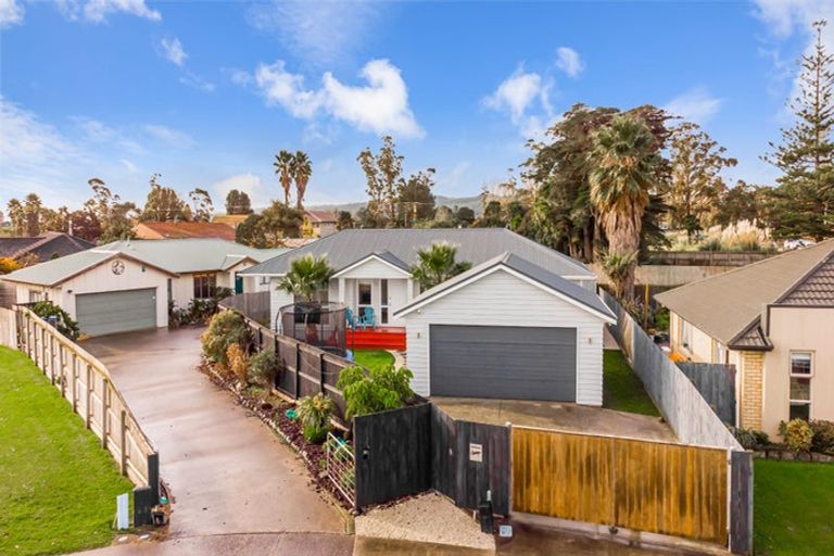 Photo of property in 16 Aitkenhead Court, Parakai, 0830