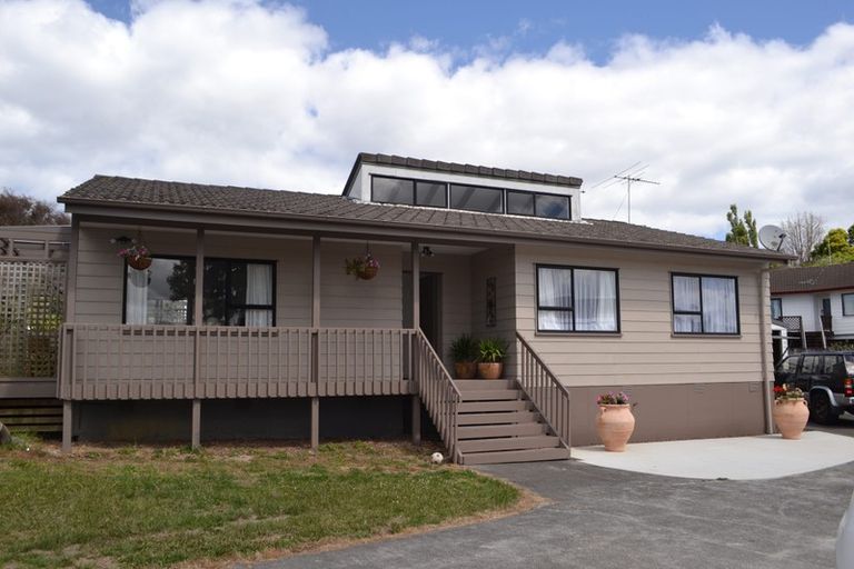 Photo of property in 52 Meadowood Drive, Unsworth Heights, Auckland, 0632