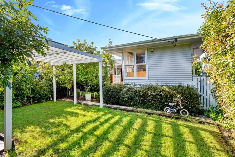 Photo of property in 15 Kingdale Road, Henderson, Auckland, 0610